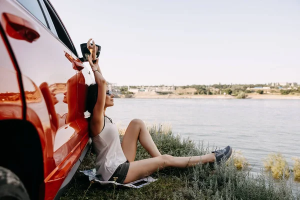 Güzel Genç Bir Kadın Yaz Tatilinde Araba Yolculuğuna Çıkıyor Doğada — Stok fotoğraf