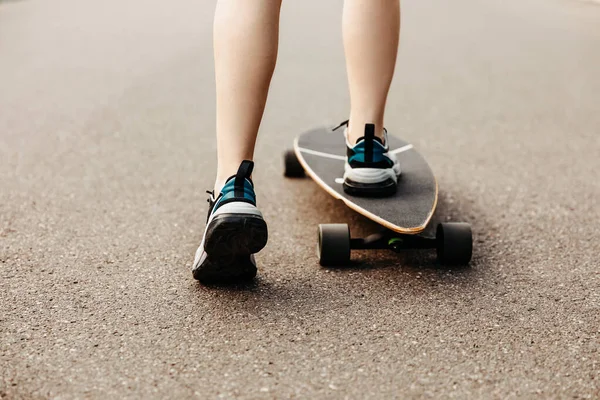 Bijgesneden Schot Van Vrouw Met Lange Boord Straat — Stockfoto