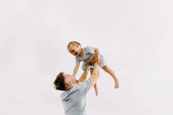 Ritratto Padre Figlia Che Giocano Insieme Sulla Natura — Foto Stock