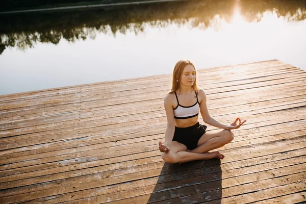 Vacker Ung Kvinna Utövar Yoga Utomhus — Stockfoto