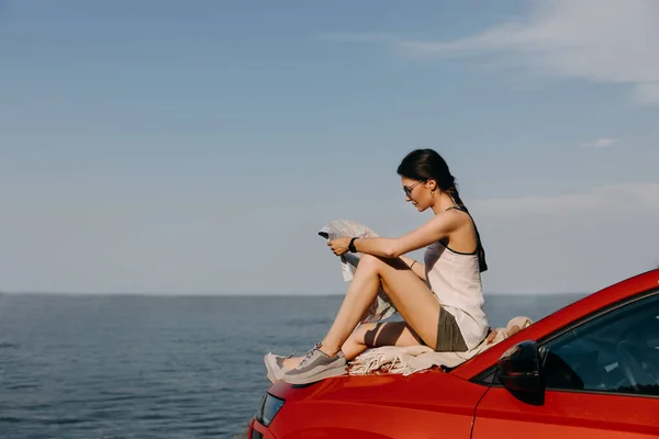 Güzel Genç Bir Kadın Araba Kaputunda Dinleniyor Arka Planda Nehir — Stok fotoğraf