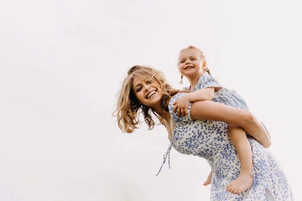 Schöne Glückliche Mutter Und Kind Verbringen Zeit Miteinander Der Natur — Stockfoto