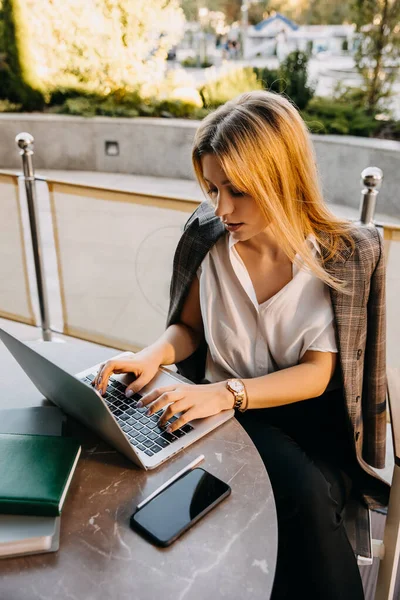 Beautiful Young Businesswoman Working Laptop Restaurant — Stock Photo, Image