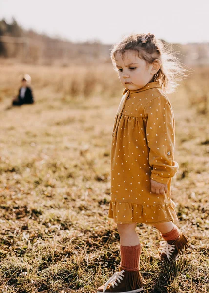 Bedårande Liten Flicka Snygg Klänning Naturen — Stockfoto