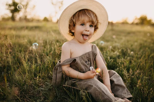 Porträtt Bedårande Liten Pojke Totalt Grönt Fält Vid Solnedgången — Stockfoto