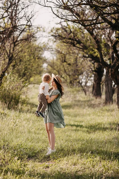 Vacker Lycklig Mor Och Son Tillbringa Tid Tillsammans Naturen — Stockfoto