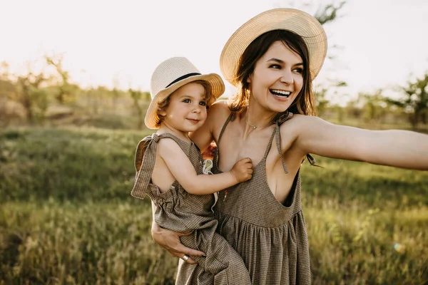 Vacker Lycklig Mor Och Son Tillbringa Tid Tillsammans Naturen — Stockfoto