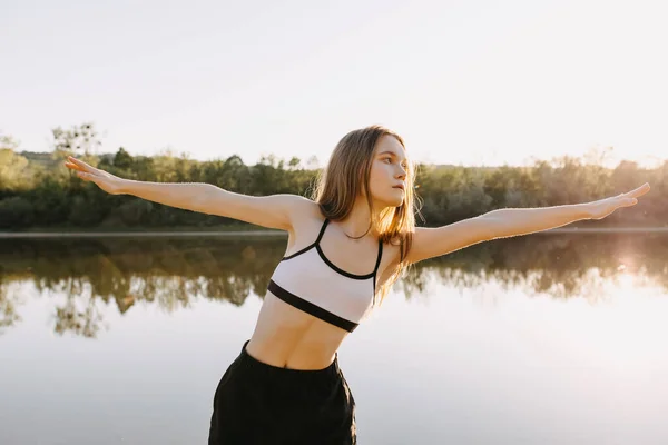 Pratik Yoga Açık Havada Güzel Genç Kadın — Stok fotoğraf