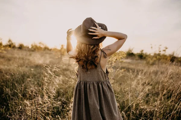 Portret Pięknej Młodej Kobiety Sukience Polu — Zdjęcie stockowe