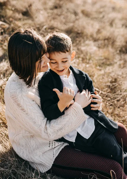 Vacker Lycklig Mor Och Son Tillbringa Tid Tillsammans Naturen — Stockfoto