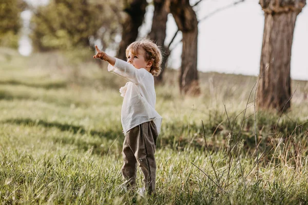 Bedårande Liten Pojke Snygga Kläder Naturen — Stockfoto