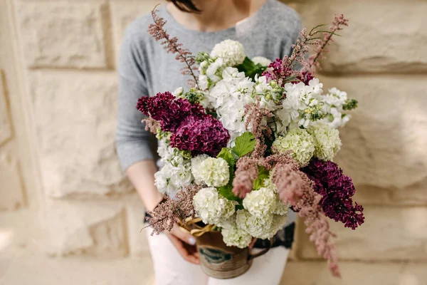美しいライラックの花束で花屋の切り取られたショット — ストック写真