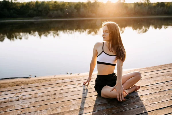 Bella Giovane Donna Che Pratica Yoga All Aperto — Foto Stock