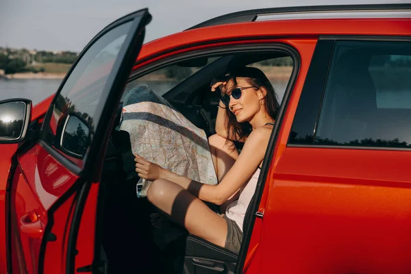 Bella Giovane Donna Che Naviga Con Mappa Mentre Seduto Auto — Foto Stock