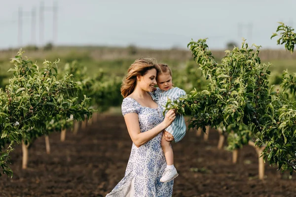 Mooie Gelukkig Moeder Kind Tijd Doorbrengen Samen Natuur — Stockfoto