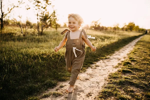 Porträtt Bedårande Liten Pojke Totalt Grönt Fält Vid Solnedgången — Stockfoto