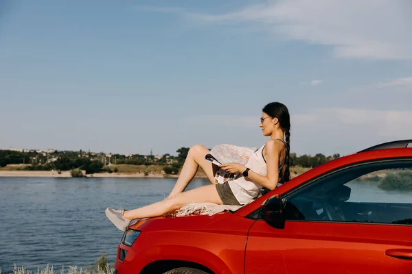 Schöne Junge Frau Entspannt Sich Auf Der Motorhaube Mit Fluss — Stockfoto