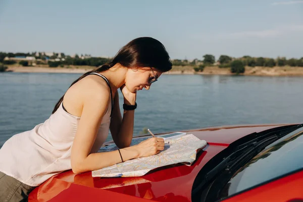 Güzel Genç Bir Kadın Yaz Tatilinde Araba Gezisine Çıkıyor Haritayla — Stok fotoğraf