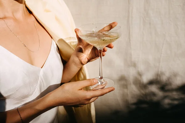 Τραβηγμένο Πλάνο Της Γυναίκας Που Κρατά Ένα Ποτήρι Αλκοόλ Κοκτέιλ — Φωτογραφία Αρχείου