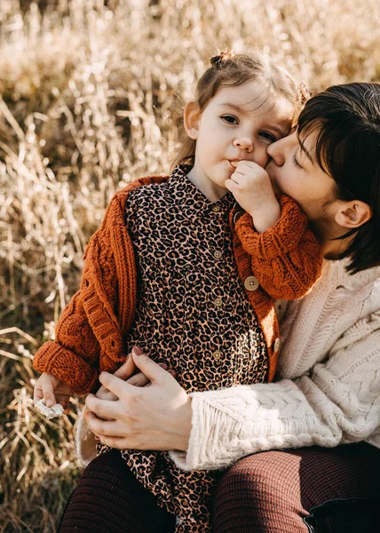 Belle Mère Heureuse Enfant Passer Temps Ensemble Sur Nature — Photo