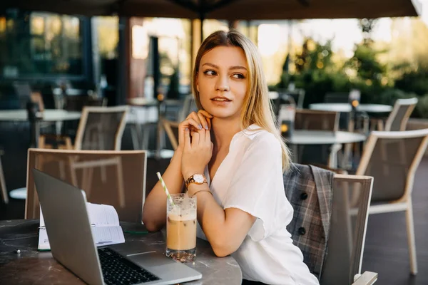 Beautiful Young Businesswoman Working Restaurant — Stock Photo, Image