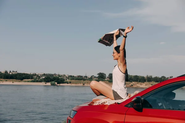 Schöne Junge Frau Entspannt Sich Auf Der Motorhaube Mit Fluss — Stockfoto