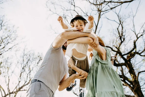 Güzel Genç Bir Aile Doğada Birlikte Vakit Geçiriyor — Stok fotoğraf