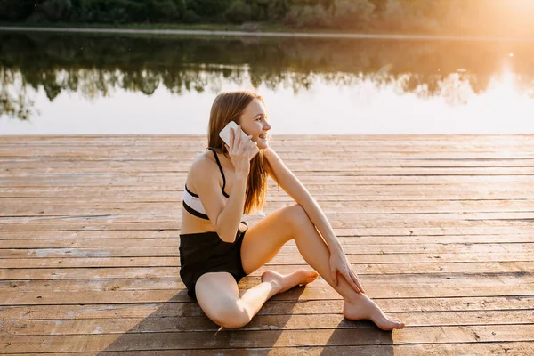 Mooie Jonge Vrouw Praten Door Telefoon Terwijl Het Beoefenen Van — Stockfoto