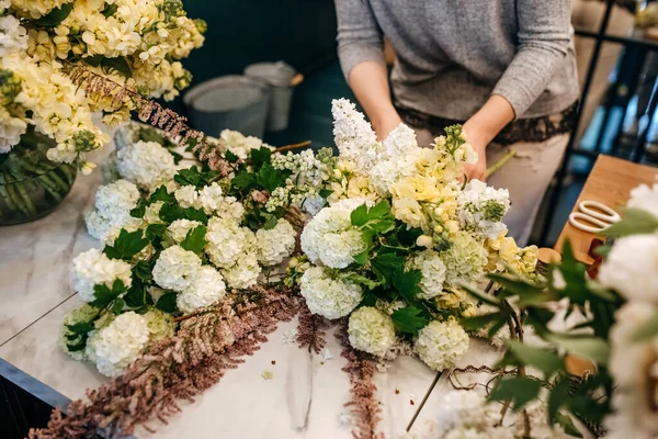 美しいライラック花束を作る花屋の切り取られたショット — ストック写真