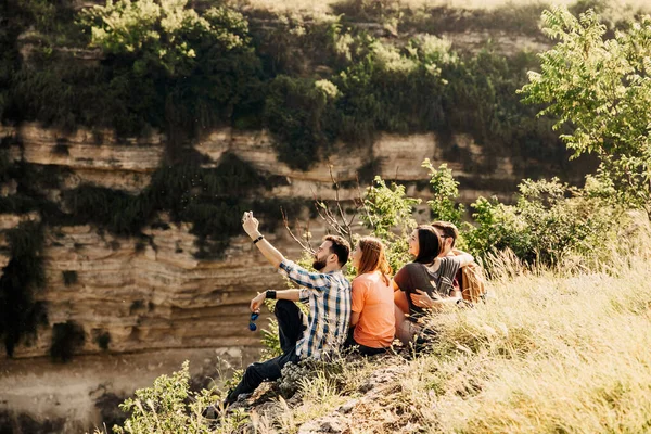 Groupe Amis Passer Temps Ensemble Sur Nature — Photo