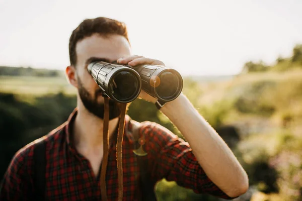 Porträtt Stilig Ung Man Med Kikare Naturen — Stockfoto