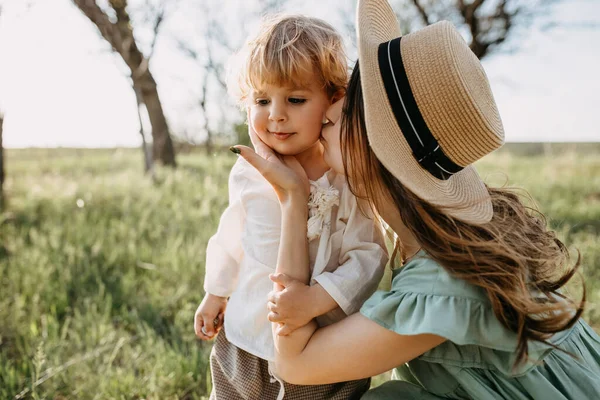 Schöne Glückliche Mutter Und Sohn Verbringen Zeit Miteinander Der Natur — Stockfoto