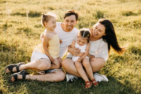 Vacker Ung Familj Med Två Döttrar Tillbringar Tid Tillsammans Naturen — Stockfoto