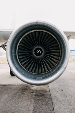 Uçaktaki jet motorunun yakın plan görüntüsü.
