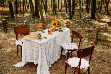 Park 'taki düğün masasının manzaralı çekimi.