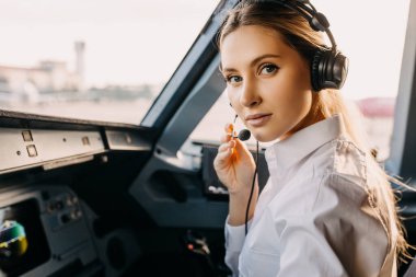 Uçağın içinde oturan güzel sarışın pilotun portresi.