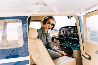 Uçağın içinde oturan güzel sarışın pilotun portresi.