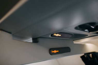 Uçağın iç kısımlarının yakın çekim görüntüleri.