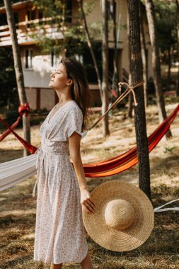 Ormanda güzel bir kadın portresi ve hasır şapka.