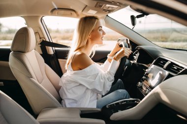 Arabasını süren güzel genç bir kadın.