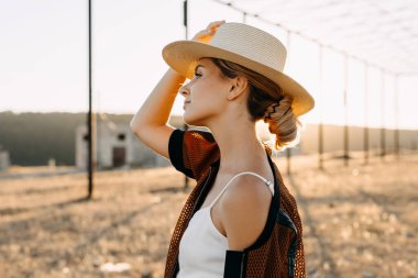 Gün batımında doğada güzel sarışın kadın portresi