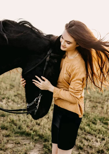 Porträt Einer Schönen Frau Mit Schwarzem Pferd Der Natur — Stockfoto