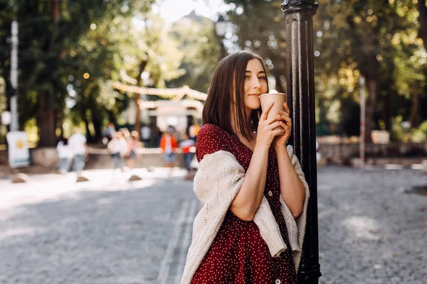 Sokakta Elinde Bir Fincan Kahveyle Güzel Bir Genç Kadının Portresi — Stok fotoğraf