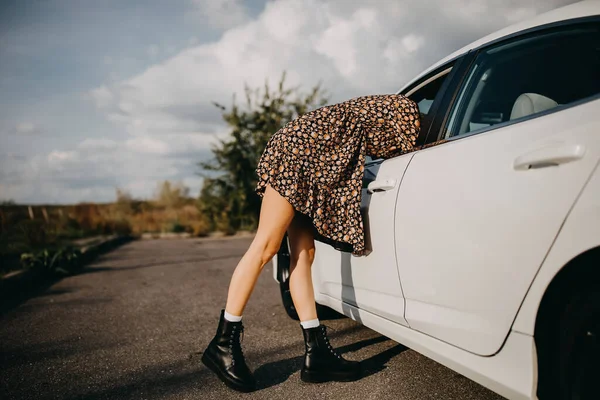 Schöne Junge Frau Steigt Durch Fenster Auto Ein — Stockfoto