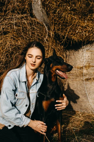 Retrato Mulher Bonita Passar Tempo Com Seu Cão Doberman Natureza — Fotografia de Stock