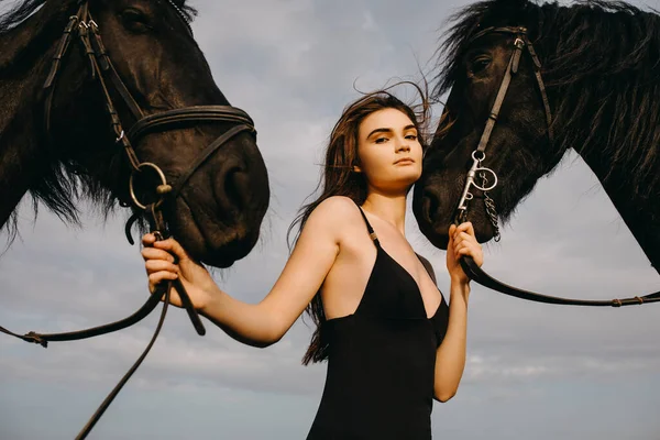 Retrato Mujer Hermosa Vestido Negro Con Dos Caballos Naturaleza — Foto de Stock