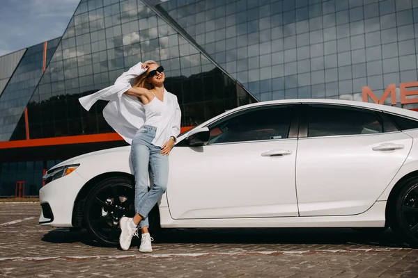 Belle Jeune Femme Appuyé Sur Voiture Parking — Photo