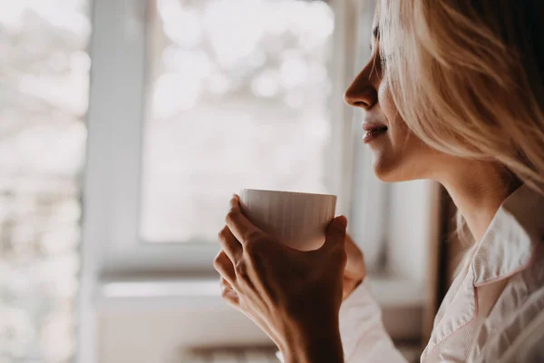 朝ベッドでコーヒーを飲む美しい若い女性 — ストック写真