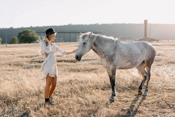 Retrato Hermosa Mujer Rubia Con Caballo Blanco Naturaleza Durante Puesta — Foto de Stock