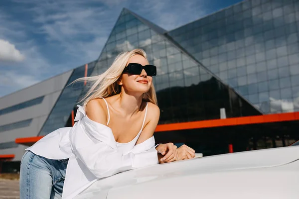 Schöne Junge Frau Lehnt Ihrem Auto Beim Einparken — Stockfoto